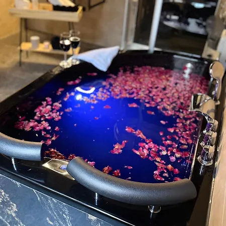 Luxury With Jacuzzi Center Rossana Universe *