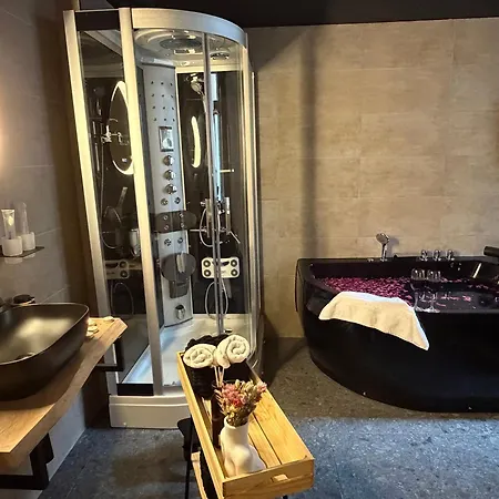 Luxury With Jacuzzi Center Rossana Universe